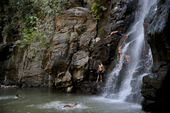Diyarbakır Şeyhandede Şelalesi serinliğiyle dikkat çekiyor